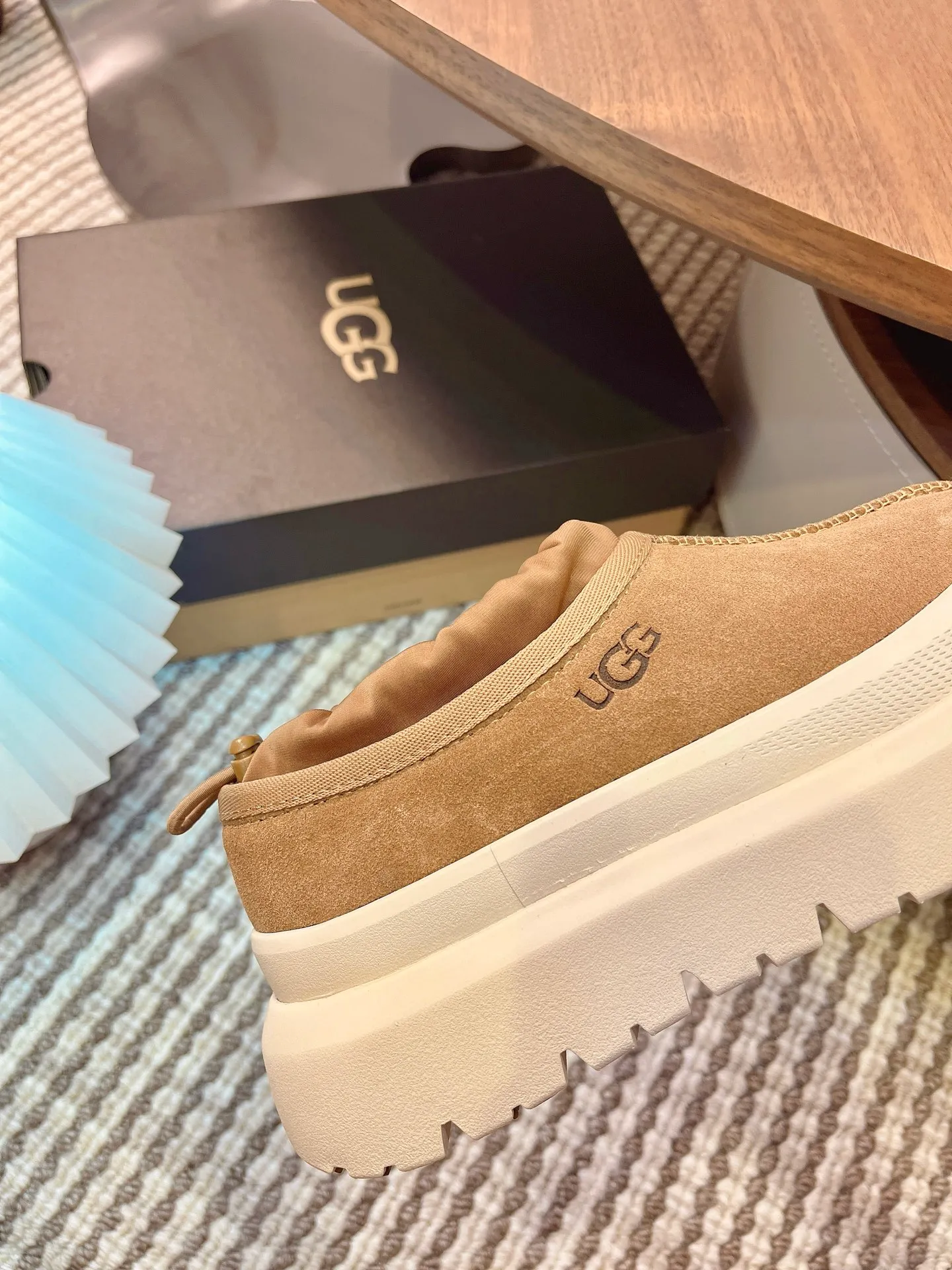 [UGG] P:500💰 Couple shoes Size: 35-44 [Wang Yibo's same style] UGG2025 new winter style Tasman fashion shoes for men and women 1144096 Ugg new fur shoes for autumn and winter, snow boots, same style for men and women ~ Handsome slip-on, lazy shoes, super easy to put on and take off ~ Suede cowhide fabric ~The soles are molded from original soles, not cheap rubber foam, but made of modern material. The characteristics of this material are that it is light, wear-resistant and non-slip. The outsole has a clear logo imprint, which is comparable to that of a store~